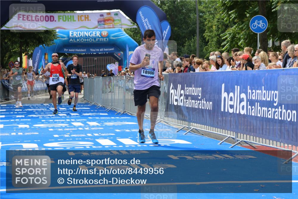 29.06.2025 - hella hamburg halbmarathon Strokosch-Dieckow http://msf.ph/oto/8449956 29.06.2025 10:38:09 Ziel 1688, 2849, 5091, 7743, 8002, 8091, 9944, 11049, 14274, 14688, 15382, 17623, 18584, 18986 meine-sportfotos.de