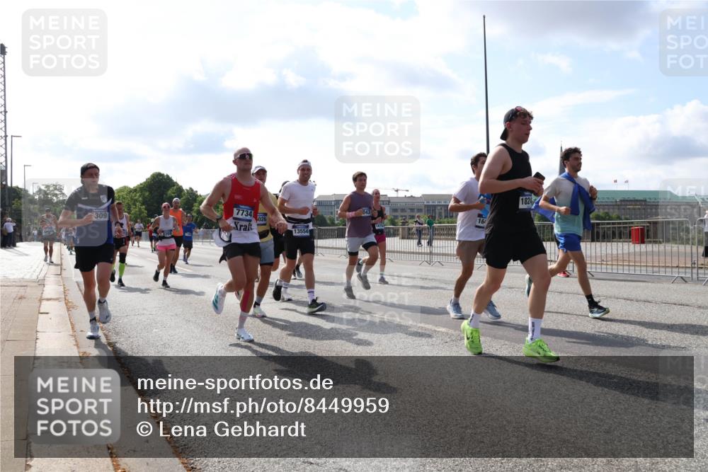 29.06.2025 - hella hamburg halbmarathon Lena Gebhardt http://msf.ph/oto/8449959 29.06.2025 09:53:53 Lombardsbrücke 309, 7734, 026, 16, 13554, 1824, 1098, 1119, 1413, 1424, 1476, 1892, 1902, 2270, 2365, 2402, 2516, 2623, 2823, 2890, 2937, 3004, 3146, 3186, 3414, 3785, 4140, 4183, 4185, 4235, 4237, 4247, 4310, 4949, 5115, 5362, 5460, 5528, 5532, 5650, 5692, 6071, 6198, 6282, 6309, 6375, 6388, 6575, 6831, 6903, 7167, 7385, 7448, 7480, 7734, 8023, 8269, 8928, 9030, 9043, 9105, 9463, 9482, 9619, 9626, 9633, 9723, 9965, 10529, 10792, 11077, 11848, 11936, 12084, 13009 meine-sportfotos.de