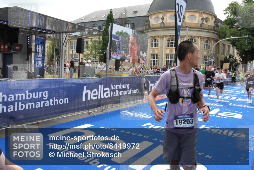 29.06.2025 - hella hamburg halbmarathon Michael Strokosch http://msf.ph/oto/8449972 29.06.2025 10:29:30 Ziel 2021, 2180, 9137, 10156, 10790, 12234, 13838, 15880, 16118, 17197, 18737, 19203 meine-sportfotos.de