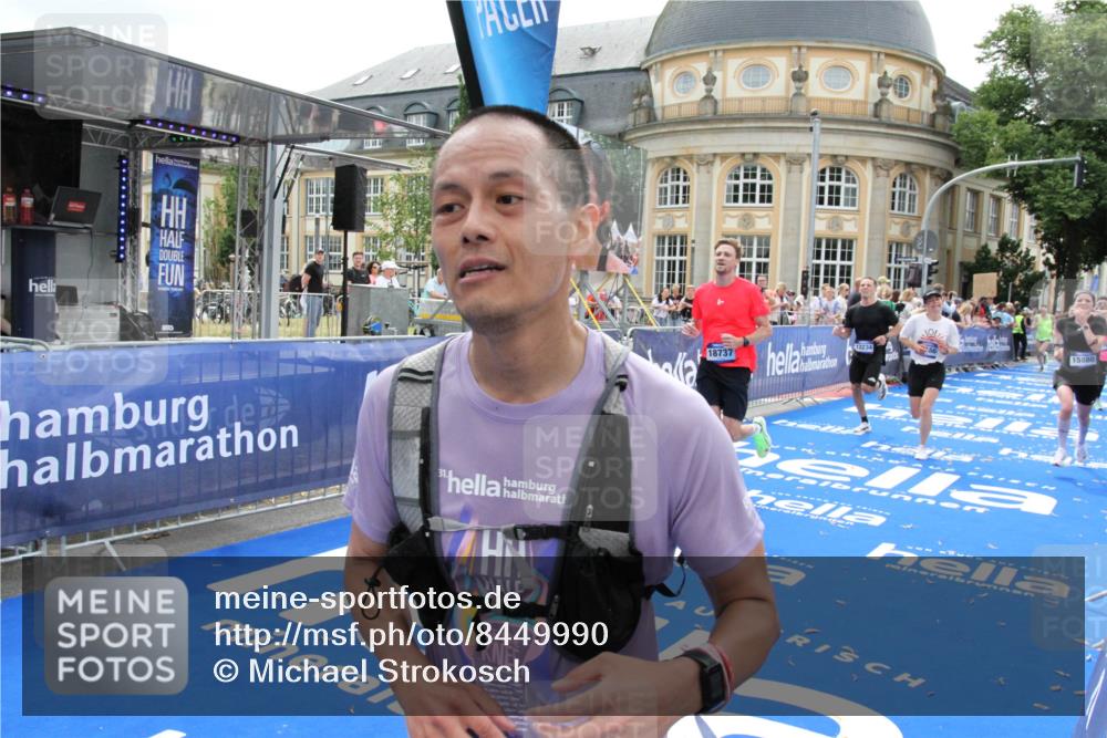 29.06.2025 - hella hamburg halbmarathon Michael Strokosch http://msf.ph/oto/8449990 29.06.2025 10:29:30 Ziel 2021, 2180, 9137, 10156, 10790, 12234, 13838, 15880, 16118, 17197, 18737, 19203 meine-sportfotos.de