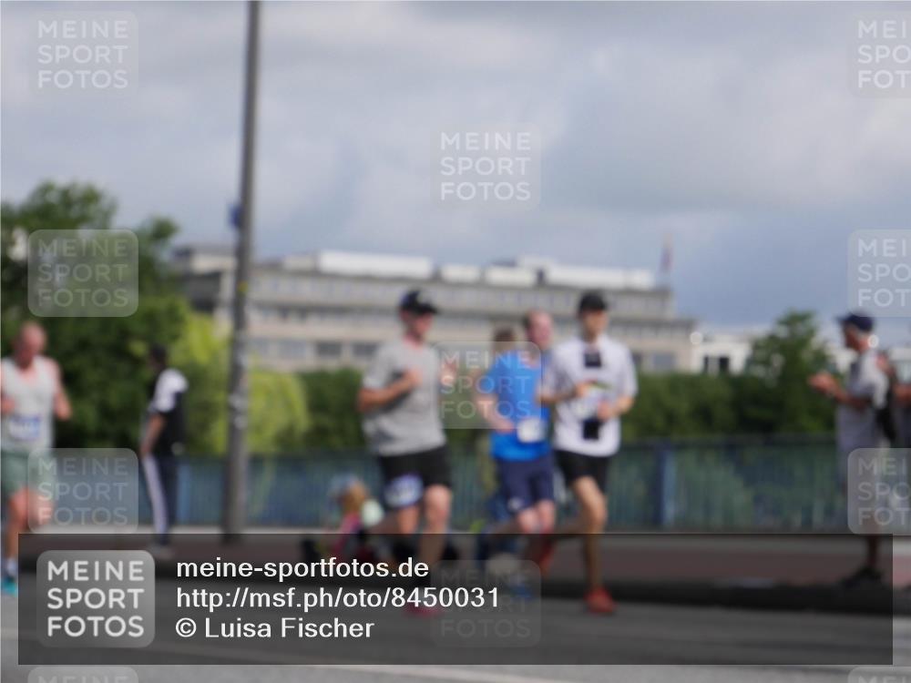 29.06.2025 - hella hamburg halbmarathon Luisa Fischer http://msf.ph/oto/8450031 29.06.2025 09:49:32 Kennedybrücke 1002, 1407, 1910, 2228, 2563, 2851, 3790, 3935, 4740, 6032, 6305, 6473, 7831, 7972, 9376, 9508, 10771 meine-sportfotos.de