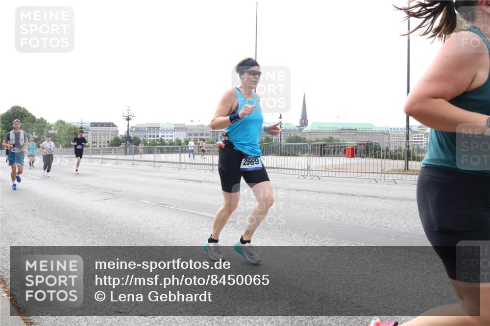 29.06.2025 - hella hamburg halbmarathon Lena Gebhardt http://msf.ph/oto/8450065 29.06.2025 10:30:46 Lombardsbrücke 9830, 2569, 1059, 1472, 1647, 2097, 2268, 2505, 2569, 2754, 2755, 2901, 3131, 3281, 4198, 4575, 4819, 6344, 6556, 6620, 7071, 7120, 7351, 8757, 9576, 9830, 10880, 10989, 11981, 11984, 12349, 12350, 12384, 12460, 12461, 12687, 12688, 14095, 14216, 14421, 14803, 15299, 15466, 15757, 15789, 15938, 16504, 16791, 16864, 17742, 17966, 18362, 18795, 18860, 19052 meine-sportfotos.de