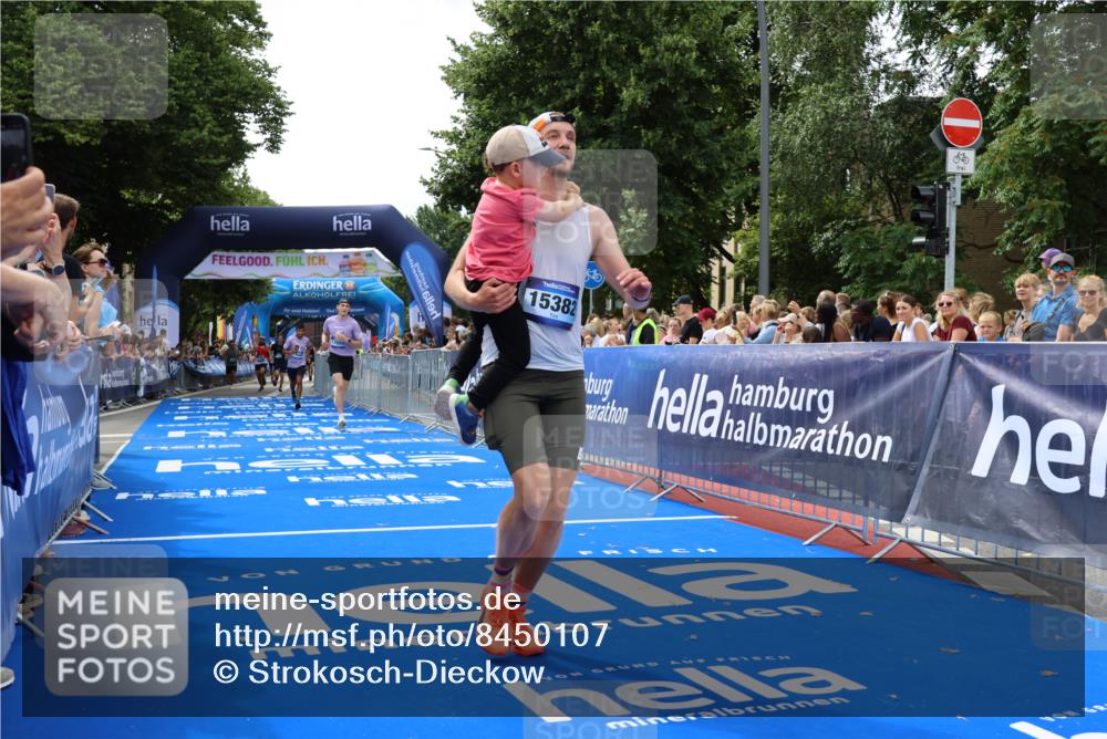 29.06.2025 - hella hamburg halbmarathon Strokosch-Dieckow http://msf.ph/oto/8450107 29.06.2025 10:38:06 Ziel 2849, 5091, 7743, 8091, 9944, 11049, 11952, 12915, 14274, 14688, 15382, 16698, 17623, 18986 meine-sportfotos.de