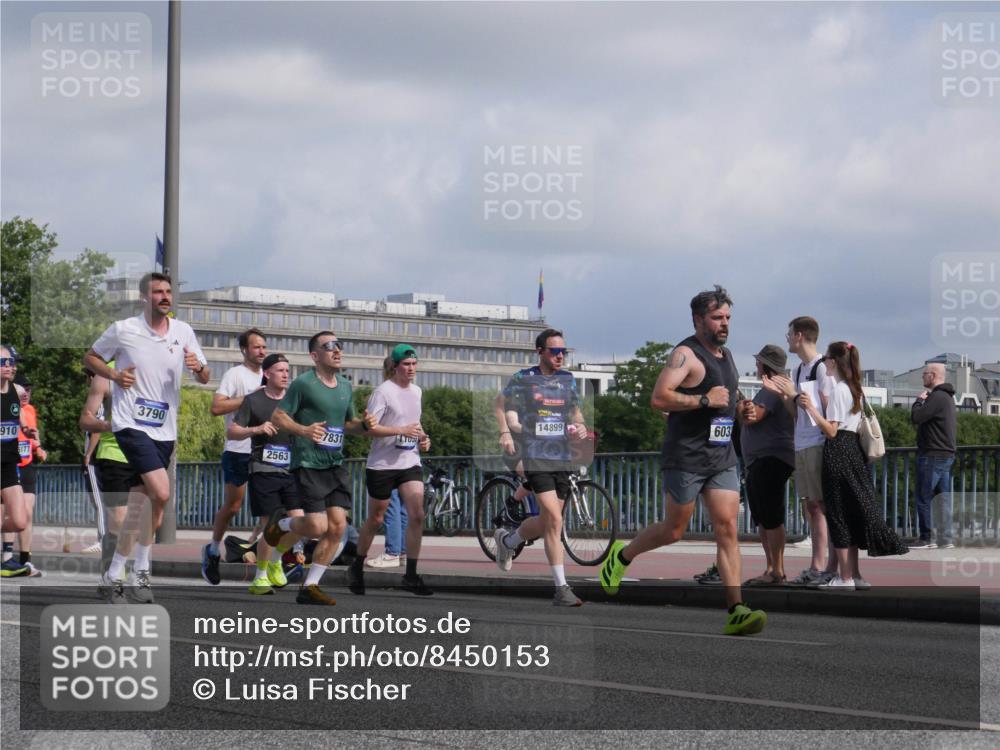 29.06.2025 - hella hamburg halbmarathon Luisa Fischer http://msf.ph/oto/8450153 29.06.2025 09:49:36 Kennedybrücke 910, 6177, 3790, 1831, 1103, 2563, 14899, 603, 1002, 1910, 2228, 2563, 2851, 3790, 4246, 4740, 6032, 6473, 6915, 7831, 7972, 9376, 10771 meine-sportfotos.de