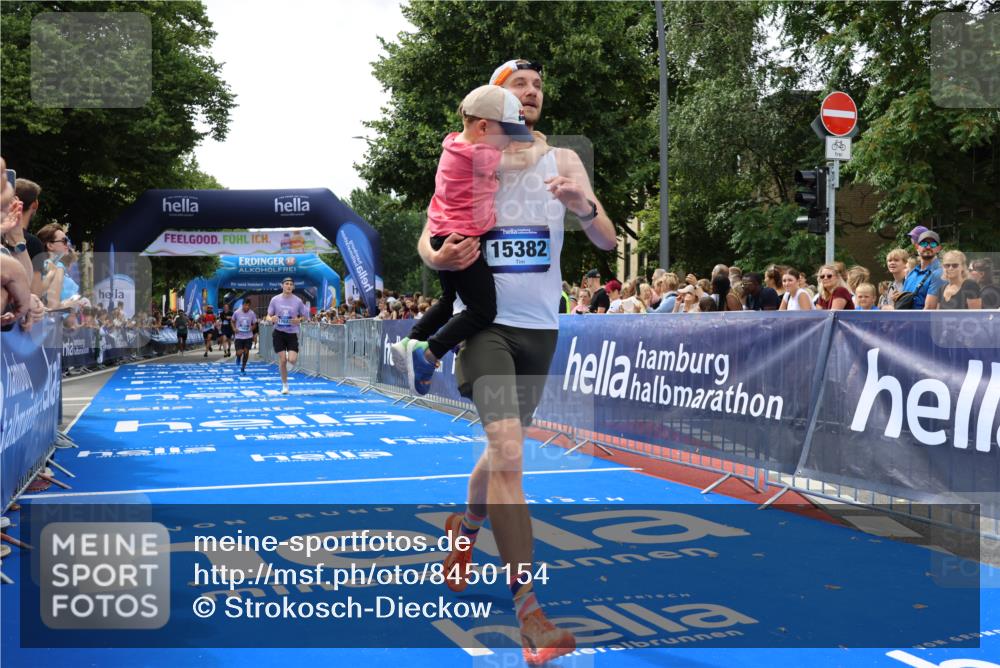29.06.2025 - hella hamburg halbmarathon Strokosch-Dieckow http://msf.ph/oto/8450154 29.06.2025 10:38:06 Ziel 2849, 5091, 7743, 8091, 9944, 11049, 11952, 12915, 14274, 14688, 15382, 16698, 17623, 18986 meine-sportfotos.de