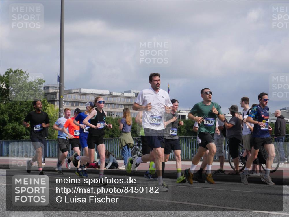 29.06.2025 - hella hamburg halbmarathon Luisa Fischer http://msf.ph/oto/8450182 29.06.2025 09:49:36 Kennedybrücke 15348, 1617, 10, 310, 3790, 2563, 7831, 1002, 1910, 2228, 2563, 2851, 3790, 4246, 4740, 6032, 6473, 6915, 7831, 7972, 9376, 10771 meine-sportfotos.de