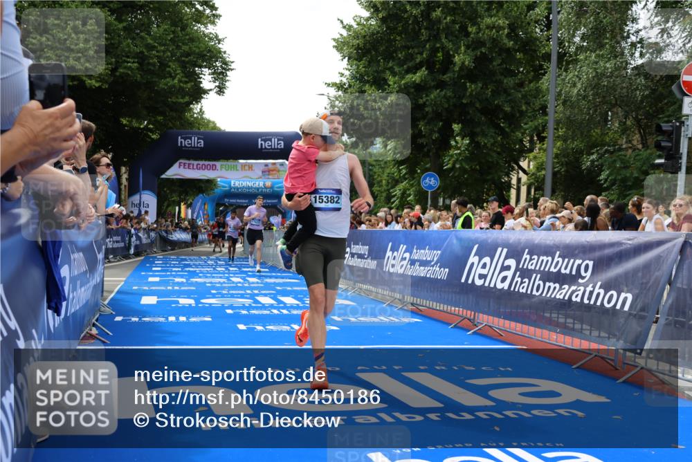 29.06.2025 - hella hamburg halbmarathon Strokosch-Dieckow http://msf.ph/oto/8450186 29.06.2025 10:38:05 Ziel 5091, 7229, 7743, 8091, 9944, 11049, 11952, 12915, 14274, 15303, 15382, 16698, 17623, 18986 meine-sportfotos.de