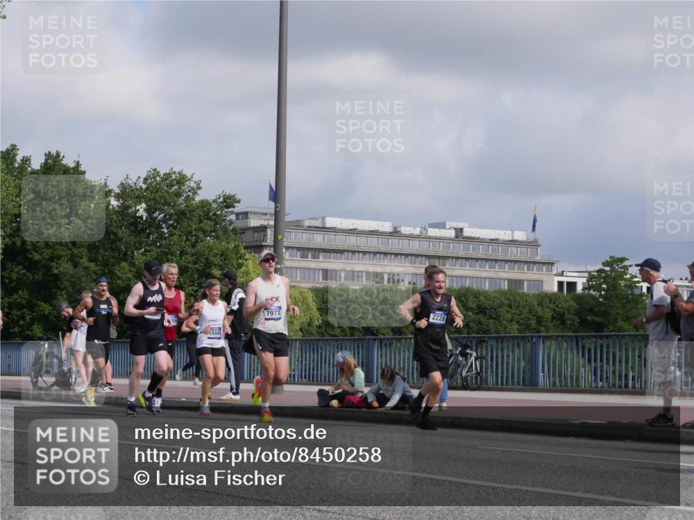 29.06.2025 - hella hamburg halbmarathon Luisa Fischer http://msf.ph/oto/8450258 29.06.2025 09:49:39 Kennedybrücke 5500, 2228, 7972, 1002, 1910, 2228, 2563, 2851, 3790, 4246, 4740, 6032, 6915, 7831, 7972, 8366, 10771 meine-sportfotos.de