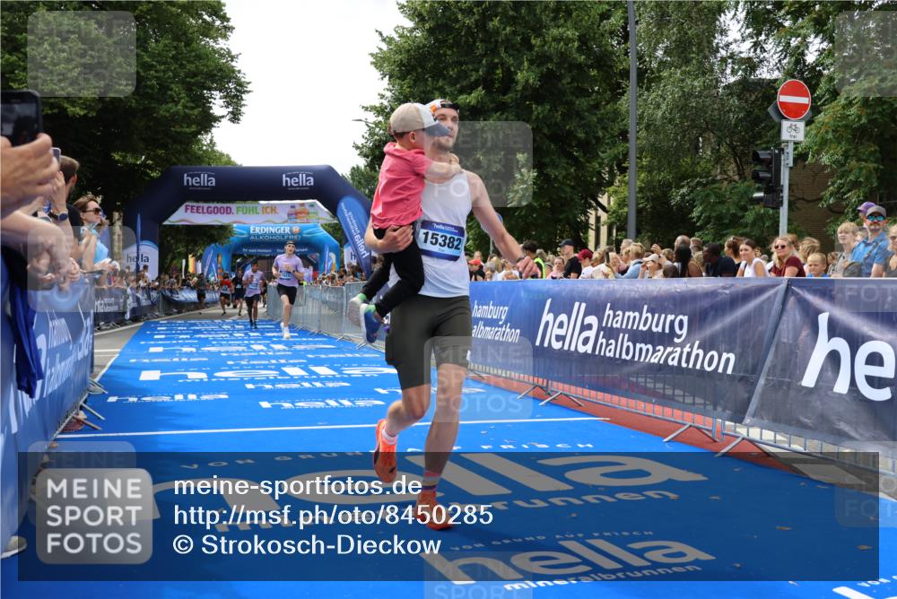 29.06.2025 - hella hamburg halbmarathon Strokosch-Dieckow http://msf.ph/oto/8450285 29.06.2025 10:38:06 Ziel 2849, 5091, 7743, 8091, 9944, 11049, 11952, 12915, 14274, 14688, 15382, 16698, 17623, 18986 meine-sportfotos.de