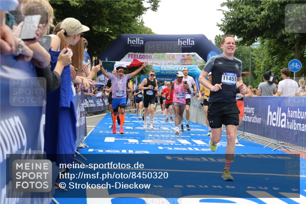 29.06.2025 - hella hamburg halbmarathon Strokosch-Dieckow http://msf.ph/oto/8450320 29.06.2025 10:48:28 Ziel 1163, 1176, 1537, 2213, 3747, 5129, 5362, 5421, 5528, 6081, 6923, 8216, 9262, 10000, 10860, 11451, 11579, 12149, 12549, 12690, 12840, 13962, 14033, 14990, 15573, 15808, 15917, 17395, 17745, 17855, 18251, 18790, 18815, 18923 meine-sportfotos.de