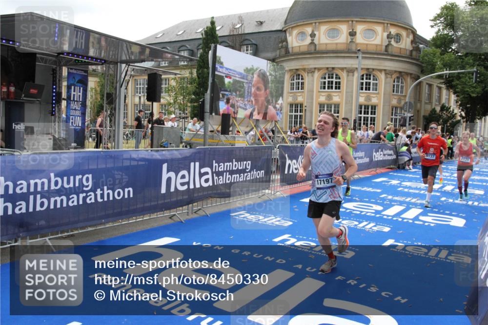 29.06.2025 - hella hamburg halbmarathon Michael Strokosch http://msf.ph/oto/8450330 29.06.2025 10:29:34 Ziel 2021, 2180, 8784, 9137, 10156, 10790, 12234, 16118, 17197 meine-sportfotos.de