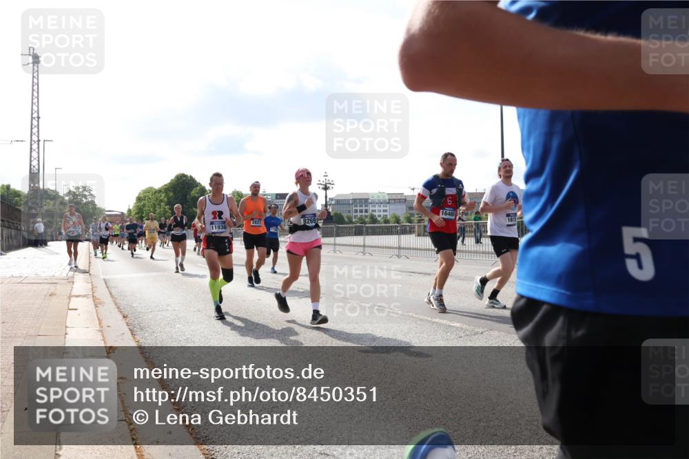 29.06.2025 - hella hamburg halbmarathon Lena Gebhardt http://msf.ph/oto/8450351 29.06.2025 09:53:55 Lombardsbrücke 11936, 2823, 8269, 1730, 16466, 1613, 5, 1098, 1119, 1413, 1424, 1476, 1892, 1902, 2270, 2365, 2402, 2516, 2623, 2823, 2890, 2937, 3004, 3146, 3186, 3414, 3785, 4140, 4183, 4185, 4235, 4237, 4247, 4270, 4310, 4949, 5115, 5362, 5460, 5528, 5532, 5650, 5692, 6071, 6198, 6282, 6309, 6375, 6388, 6575, 6831, 6903, 7167, 7385, 7448, 7480, 7734, 8023, 8269, 8743, 8928, 9030, 9043, 9105, 9463, 9482, 9619, 9626, 9633, 9723, 9965, 10529, 10792, 11077, 11848, 11936, 12084, 13009 meine-sportfotos.de