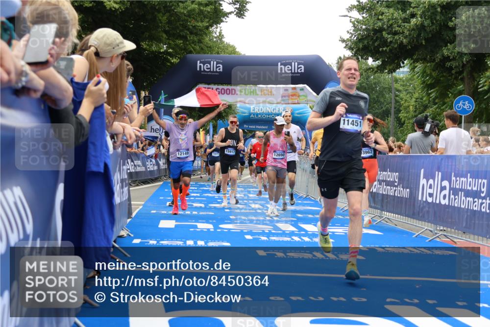 29.06.2025 - hella hamburg halbmarathon Strokosch-Dieckow http://msf.ph/oto/8450364 29.06.2025 10:48:28 Ziel 1163, 1176, 1537, 2213, 3747, 5129, 5362, 5421, 5528, 6081, 6923, 8216, 9262, 10000, 10860, 11451, 11579, 12149, 12549, 12690, 12840, 13962, 14033, 14990, 15573, 15808, 15917, 17395, 17745, 17855, 18251, 18790, 18815, 18923 meine-sportfotos.de