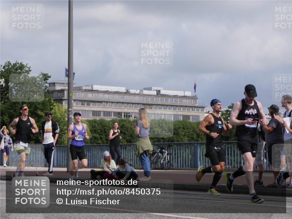 29.06.2025 - hella hamburg halbmarathon Luisa Fischer http://msf.ph/oto/8450375 29.06.2025 09:49:41 Kennedybrücke 17137, 13972, 1002, 2228, 2563, 4246, 4740, 6915, 7972, 8366, 10771 meine-sportfotos.de