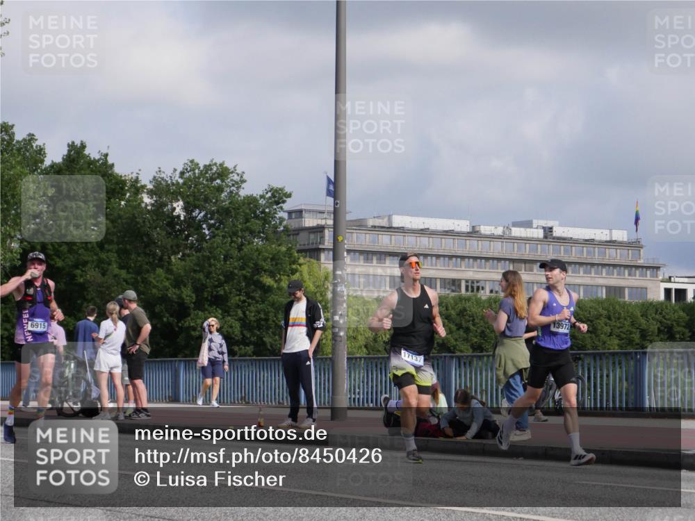 29.06.2025 - hella hamburg halbmarathon Luisa Fischer http://msf.ph/oto/8450426 29.06.2025 09:49:42 Kennedybrücke 6915, 17137, 13972, 1002, 2228, 4246, 4740, 6915, 7972, 8366, 10771 meine-sportfotos.de