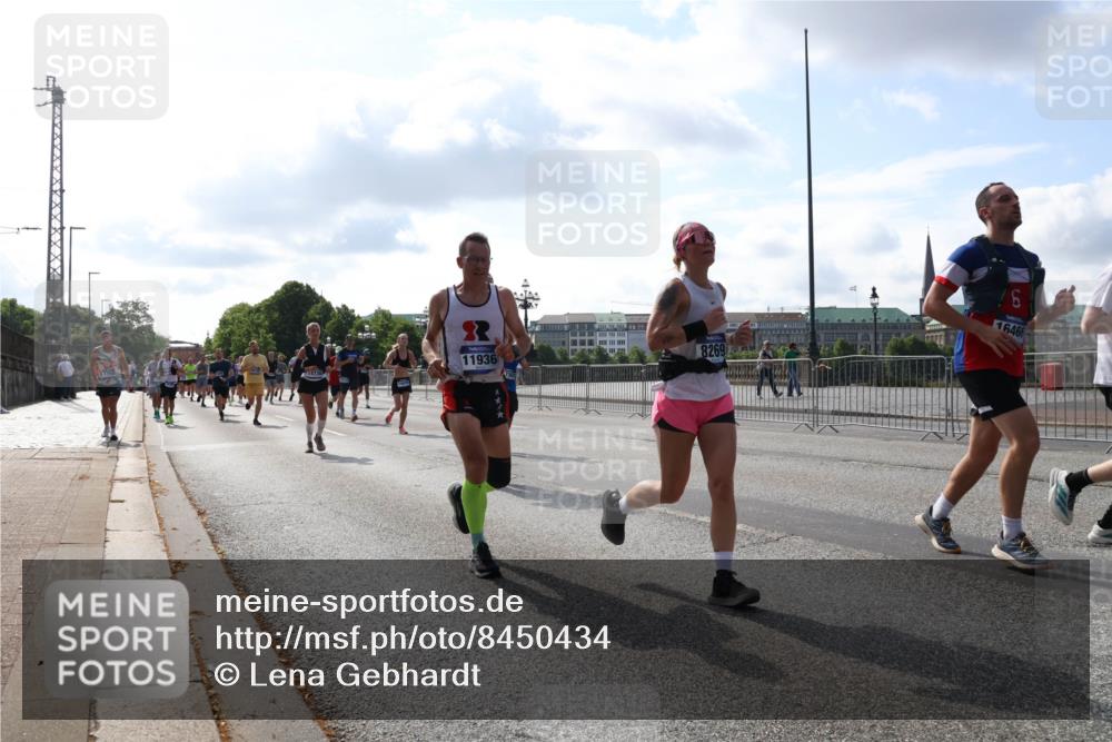 29.06.2025 - hella hamburg halbmarathon Lena Gebhardt http://msf.ph/oto/8450434 29.06.2025 09:53:55 Lombardsbrücke 11936, 8269, 16466, 1098, 1119, 1413, 1424, 1476, 1892, 1902, 2270, 2365, 2402, 2516, 2623, 2823, 2890, 2937, 3004, 3146, 3186, 3414, 3785, 4140, 4183, 4185, 4235, 4237, 4247, 4270, 4310, 4949, 5115, 5362, 5460, 5528, 5532, 5650, 5692, 6071, 6198, 6282, 6309, 6375, 6388, 6575, 6831, 6903, 7167, 7385, 7448, 7480, 7734, 8023, 8269, 8743, 8928, 9030, 9043, 9105, 9463, 9482, 9619, 9626, 9633, 9723, 9965, 10529, 10792, 11077, 11848, 11936, 12084, 13009 meine-sportfotos.de