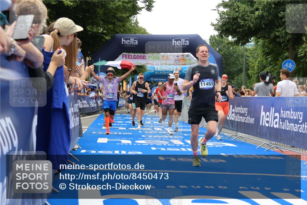 29.06.2025 - hella hamburg halbmarathon Strokosch-Dieckow http://msf.ph/oto/8450473 29.06.2025 10:48:28 Ziel 1163, 1176, 1537, 2213, 3747, 5129, 5362, 5421, 5528, 6081, 6923, 8216, 9262, 10000, 10860, 11451, 11579, 12149, 12549, 12690, 12840, 13962, 14033, 14990, 15573, 15808, 15917, 17395, 17745, 17855, 18251, 18790, 18815, 18923 meine-sportfotos.de