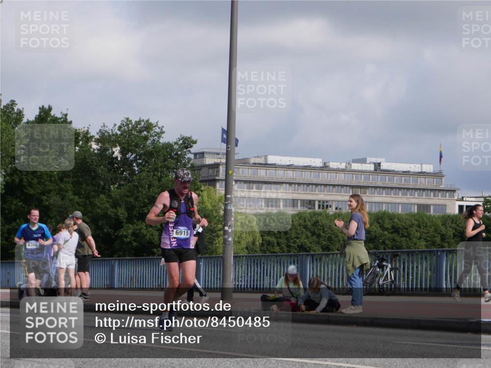 29.06.2025 - hella hamburg halbmarathon Luisa Fischer http://msf.ph/oto/8450485 29.06.2025 09:49:44 Kennedybrücke 8366, 6915, 2121, 2228, 2774, 4246, 6915, 8366, 9171 meine-sportfotos.de