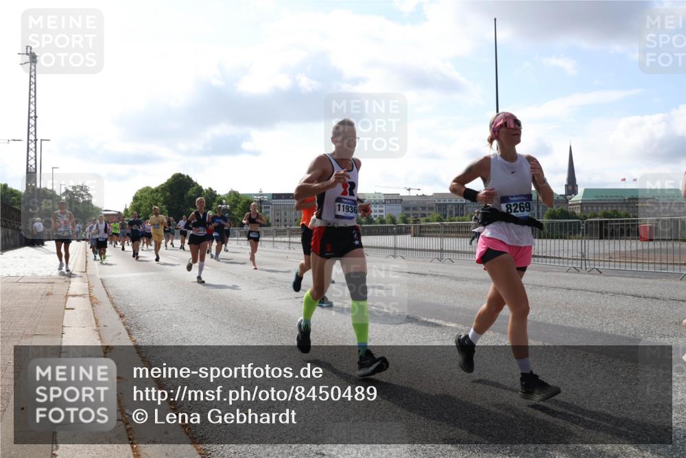 29.06.2025 - hella hamburg halbmarathon Lena Gebhardt http://msf.ph/oto/8450489 29.06.2025 09:53:55 Lombardsbrücke 11936, 8269, 1098, 1119, 1413, 1424, 1476, 1892, 1902, 2270, 2365, 2402, 2516, 2623, 2823, 2890, 2937, 3004, 3146, 3186, 3414, 3785, 4140, 4183, 4185, 4235, 4237, 4247, 4270, 4310, 4949, 5115, 5362, 5460, 5528, 5532, 5650, 5692, 6071, 6198, 6282, 6309, 6375, 6388, 6575, 6831, 6903, 7167, 7385, 7448, 7480, 7734, 8023, 8269, 8743, 8928, 9030, 9043, 9105, 9463, 9482, 9619, 9626, 9633, 9723, 9965, 10529, 10792, 11077, 11848, 11936, 12084, 13009 meine-sportfotos.de