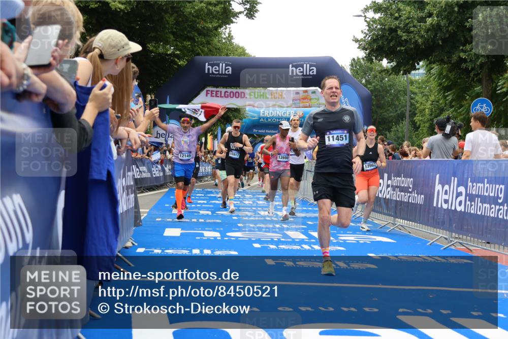 29.06.2025 - hella hamburg halbmarathon Strokosch-Dieckow http://msf.ph/oto/8450521 29.06.2025 10:48:28 Ziel 1163, 1176, 1537, 2213, 3747, 5129, 5362, 5421, 5528, 6081, 6923, 8216, 9262, 10000, 10860, 11451, 11579, 12149, 12549, 12690, 12840, 13962, 14033, 14990, 15573, 15808, 15917, 17395, 17745, 17855, 18251, 18790, 18815, 18923 meine-sportfotos.de