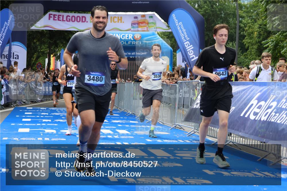 29.06.2025 - hella hamburg halbmarathon Strokosch-Dieckow http://msf.ph/oto/8450527 29.06.2025 10:37:55 Ziel 2404, 3480, 3530, 7229, 8091, 9643, 10793, 11049, 11952, 12915, 13148, 13900, 15303, 16698, 18103, 18529 meine-sportfotos.de