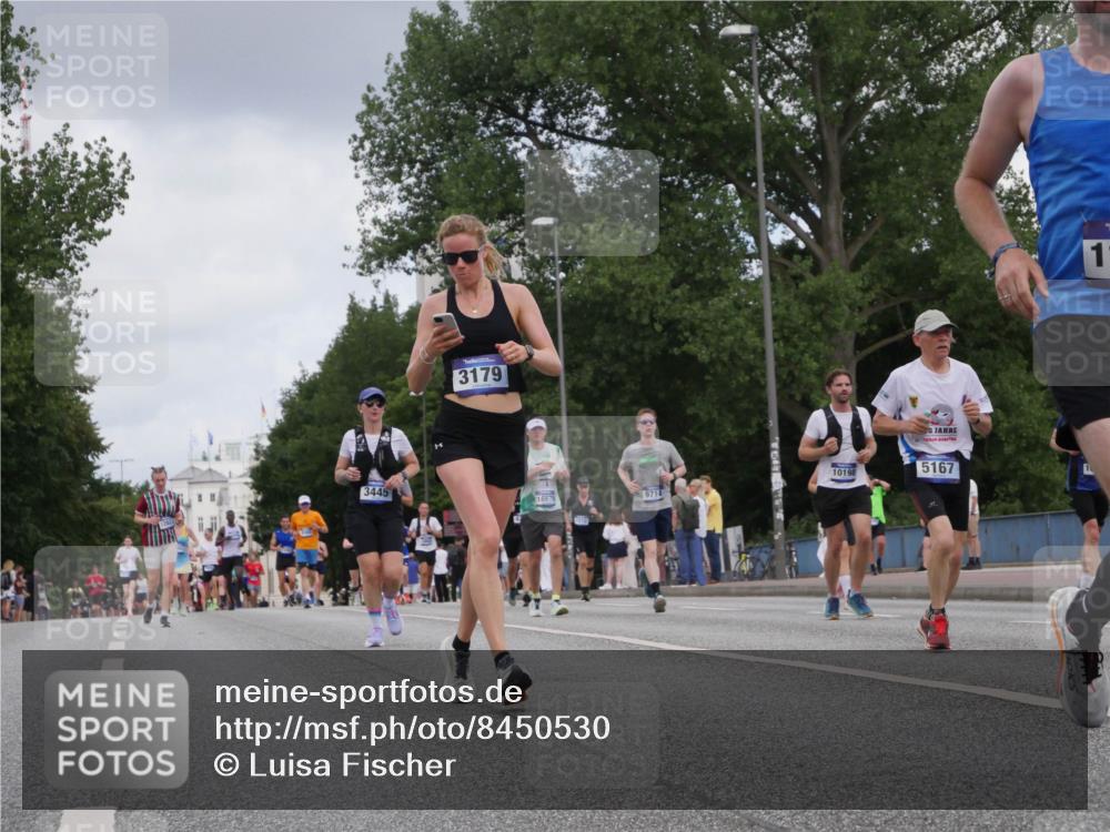 29.06.2025 - hella hamburg halbmarathon Luisa Fischer http://msf.ph/oto/8450530 29.06.2025 10:32:16 Kennedybrücke 3179, 3445, 16676, 9714, 10198, 5167, 1, 1557, 2010, 3179, 3445, 3717, 4349, 4373, 5167, 5847, 6632, 9714, 10198 meine-sportfotos.de