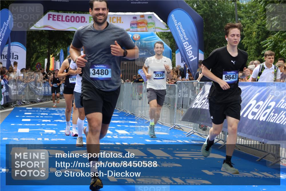 29.06.2025 - hella hamburg halbmarathon Strokosch-Dieckow http://msf.ph/oto/8450588 29.06.2025 10:37:55 Ziel 2404, 3480, 3530, 7229, 8091, 9643, 10793, 11049, 11952, 12915, 13148, 13900, 15303, 16698, 18103, 18529 meine-sportfotos.de