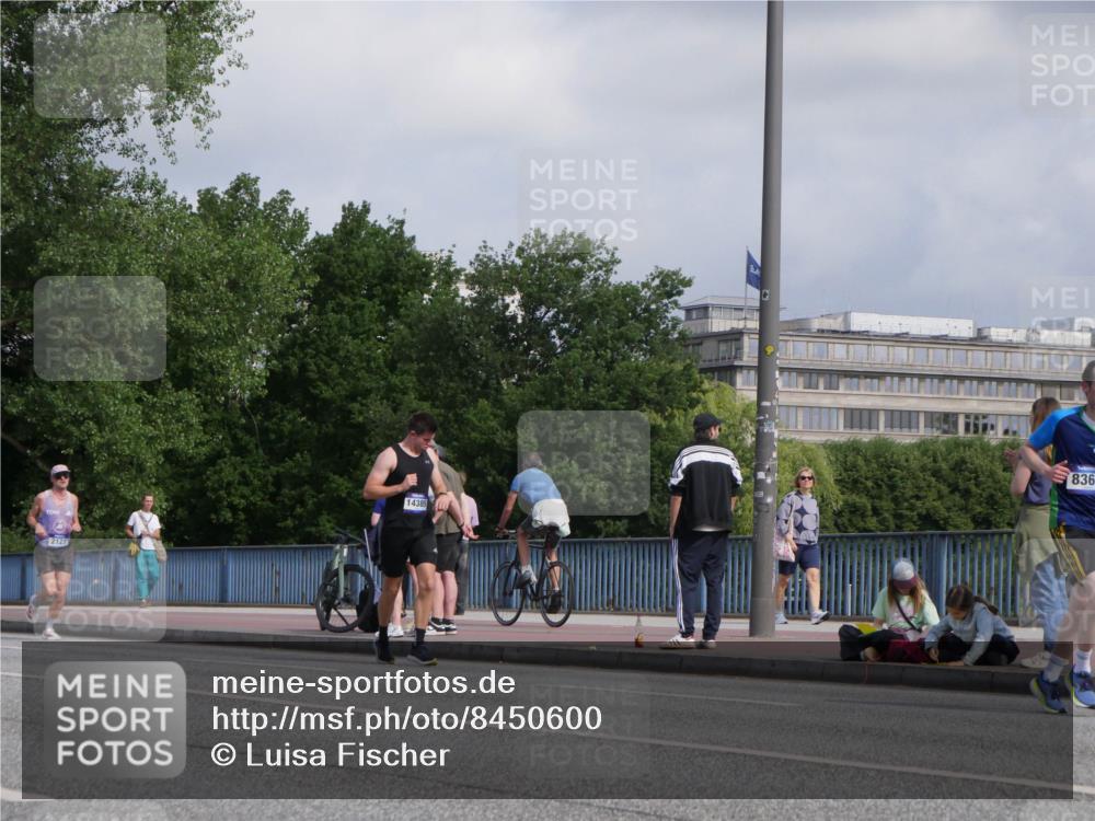 29.06.2025 - hella hamburg halbmarathon Luisa Fischer http://msf.ph/oto/8450600 29.06.2025 09:49:47 Kennedybrücke 2121, 14385, 836, 1217, 2121, 2774, 5961, 6915, 8366, 8395, 9171 meine-sportfotos.de