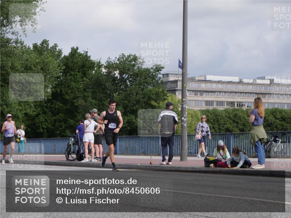 29.06.2025 - hella hamburg halbmarathon Luisa Fischer http://msf.ph/oto/8450606 29.06.2025 09:49:47 Kennedybrücke 2121, 14385, 1217, 2121, 2774, 5961, 6915, 8366, 8395, 9171 meine-sportfotos.de