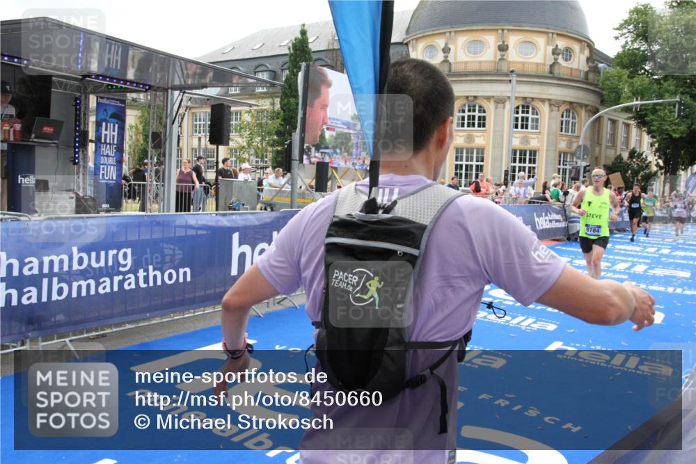 29.06.2025 - hella hamburg halbmarathon Michael Strokosch http://msf.ph/oto/8450660 29.06.2025 10:29:37 Ziel 2021, 2180, 6781, 8784, 9137, 10790, 17197, 18422, 18699, 19204 meine-sportfotos.de