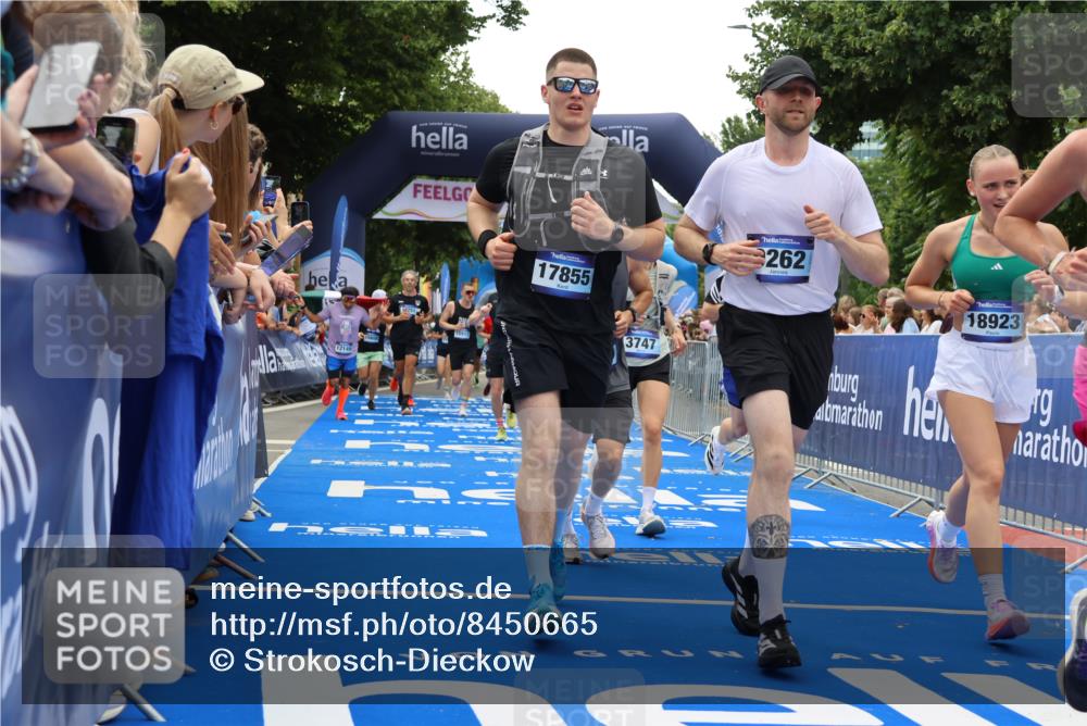 29.06.2025 - hella hamburg halbmarathon Strokosch-Dieckow http://msf.ph/oto/8450665 29.06.2025 10:48:25 Ziel 1537, 3747, 5129, 5362, 5528, 6081, 6923, 7367, 8216, 9262, 9770, 10000, 10860, 11451, 11467, 12149, 12549, 12690, 12840, 13962, 14033, 14990, 15735, 15808, 15917, 17395, 17745, 17855, 17982, 18251, 18790, 18923 meine-sportfotos.de