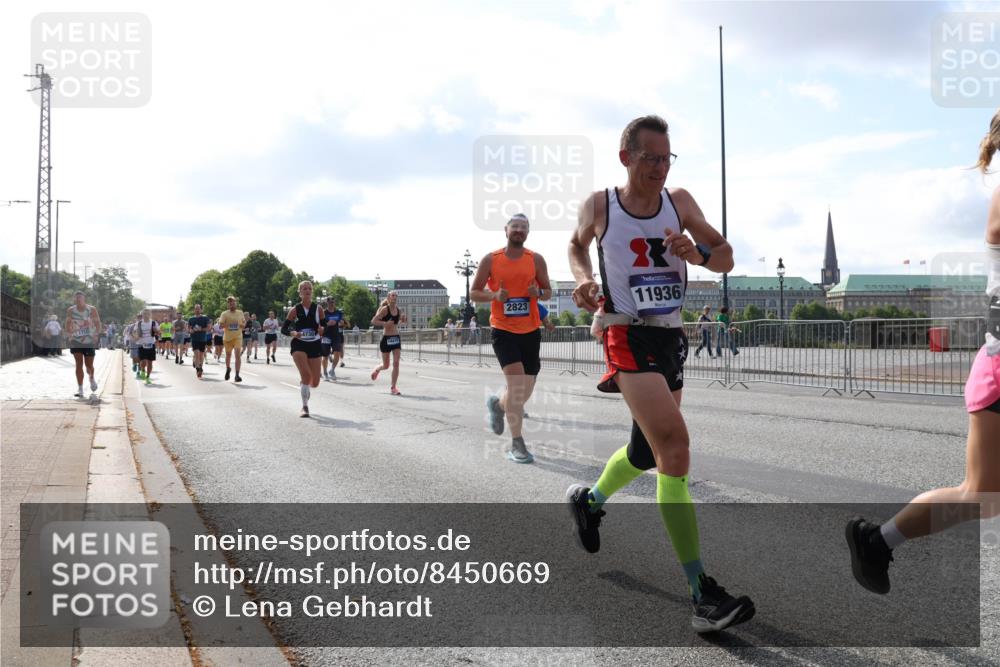 29.06.2025 - hella hamburg halbmarathon Lena Gebhardt http://msf.ph/oto/8450669 29.06.2025 09:53:56 Lombardsbrücke 2823, 11936, 1098, 1119, 1413, 1424, 1476, 1892, 1902, 2270, 2365, 2402, 2516, 2823, 2890, 2937, 3004, 3146, 3186, 3414, 3785, 4140, 4183, 4185, 4235, 4237, 4247, 4270, 4310, 4949, 5115, 5362, 5460, 5528, 5532, 5650, 6071, 6198, 6282, 6309, 6388, 6575, 6831, 6903, 7167, 7385, 7448, 7480, 7734, 8023, 8269, 8743, 8928, 9030, 9043, 9105, 9463, 9482, 9619, 9626, 9633, 9723, 9965, 10529, 10792, 11077, 11848, 11936, 12084, 13009 meine-sportfotos.de
