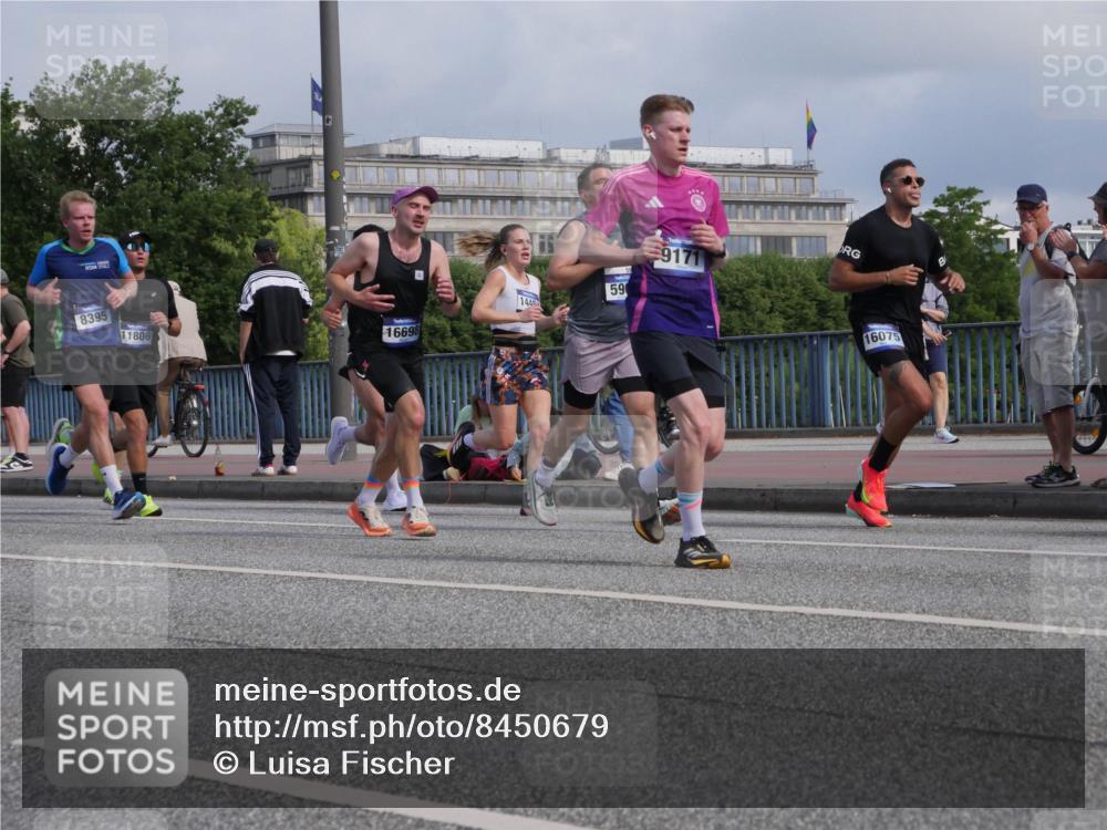 29.06.2025 - hella hamburg halbmarathon Luisa Fischer http://msf.ph/oto/8450679 29.06.2025 09:49:53 Kennedybrücke 8395, 59, 1445, 11806, 16698, 16075, 1217, 2121, 2404, 2774, 5961, 8395, 9171 meine-sportfotos.de