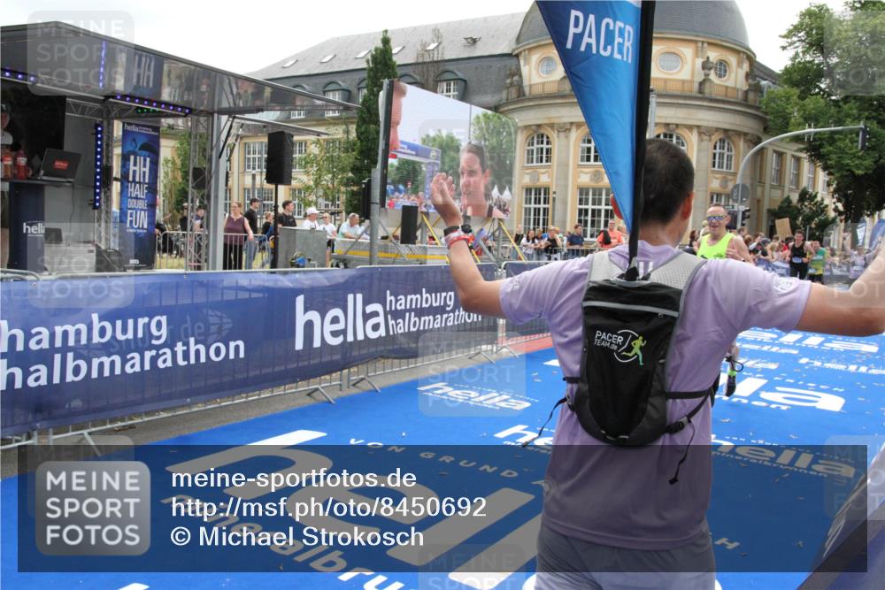 29.06.2025 - hella hamburg halbmarathon Michael Strokosch http://msf.ph/oto/8450692 29.06.2025 10:29:38 Ziel 2021, 2180, 6781, 7186, 8784, 9137, 10790, 18422, 18699, 19204 meine-sportfotos.de