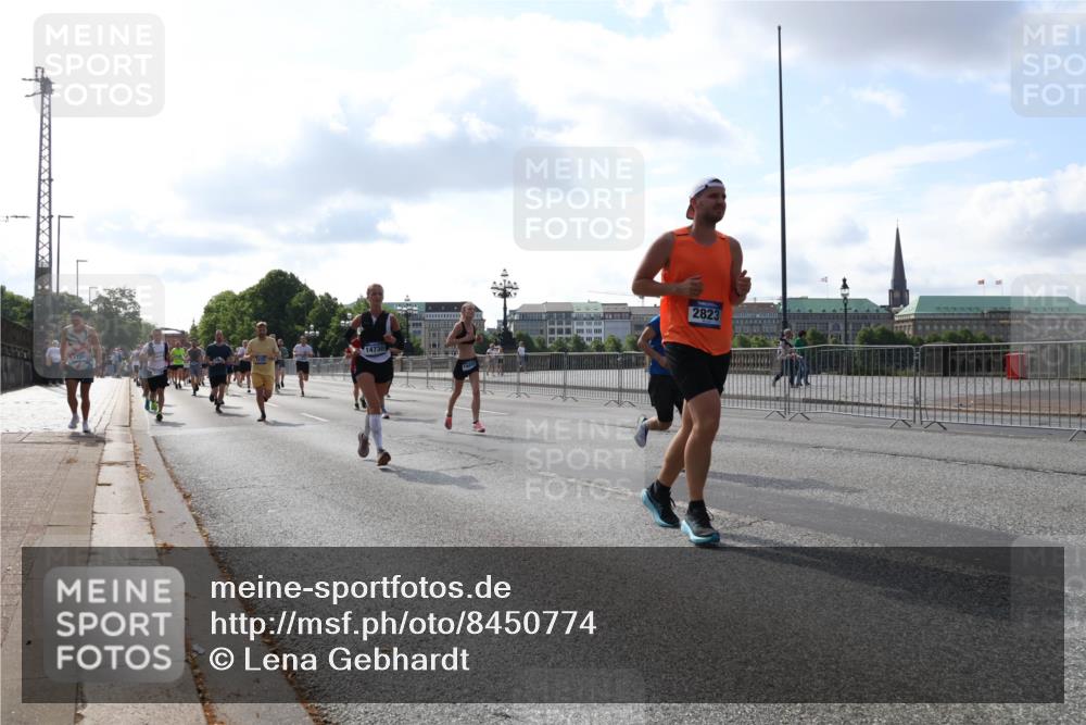 29.06.2025 - hella hamburg halbmarathon Lena Gebhardt http://msf.ph/oto/8450774 29.06.2025 09:53:56 Lombardsbrücke 1250, 14730, 2823, 1098, 1119, 1413, 1424, 1476, 1892, 1902, 2270, 2365, 2402, 2516, 2823, 2890, 2937, 3004, 3146, 3186, 3414, 3785, 4140, 4183, 4185, 4235, 4237, 4247, 4270, 4310, 4949, 5115, 5362, 5460, 5528, 5532, 5650, 6071, 6198, 6282, 6309, 6388, 6575, 6831, 6903, 7167, 7385, 7448, 7480, 7734, 8023, 8269, 8743, 8928, 9030, 9043, 9105, 9463, 9482, 9619, 9626, 9633, 9723, 9965, 10529, 10792, 11077, 11848, 11936, 12084, 13009 meine-sportfotos.de