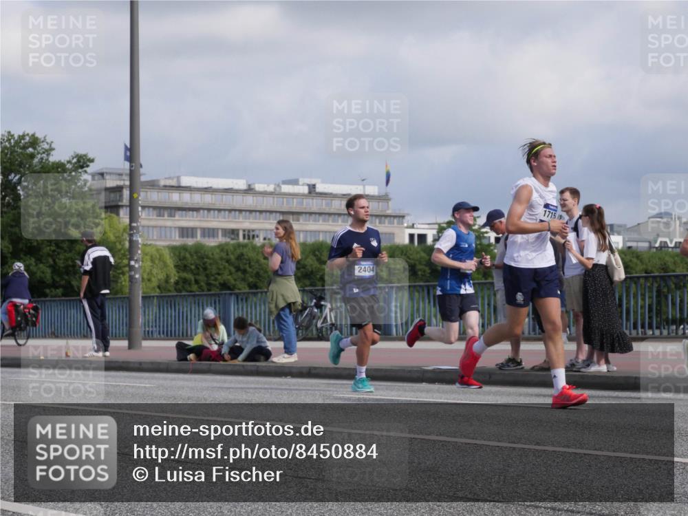 29.06.2025 - hella hamburg halbmarathon Luisa Fischer http://msf.ph/oto/8450884 29.06.2025 09:49:59 Kennedybrücke 2404, 1715, 1217, 2404, 3783 meine-sportfotos.de