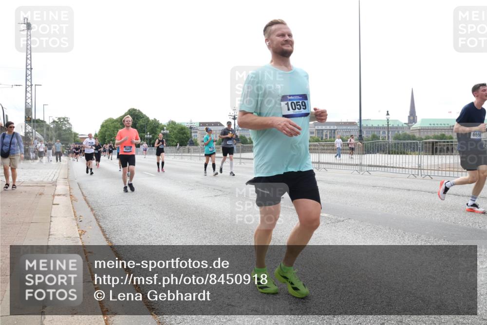 29.06.2025 - hella hamburg halbmarathon Lena Gebhardt http://msf.ph/oto/8450918 29.06.2025 10:30:51 Lombardsbrücke 1647, 1059, 6556, 1059, 1472, 1647, 1773, 2097, 2268, 2505, 2569, 2754, 2755, 3131, 3281, 4198, 4575, 4819, 6195, 6344, 6556, 6620, 6787, 7071, 7120, 7351, 8757, 9576, 9830, 10989, 11981, 11984, 11988, 12384, 12460, 12461, 12627, 12687, 12688, 14095, 14216, 14421, 14803, 15299, 15466, 15589, 15757, 15789, 15938, 16504, 16791, 16864, 17224, 17463, 17742, 17966, 18362, 18795, 18860, 19052, 19226 meine-sportfotos.de