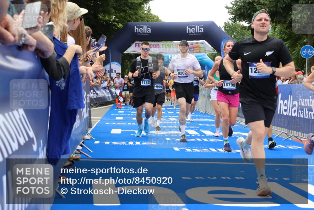29.06.2025 - hella hamburg halbmarathon Strokosch-Dieckow http://msf.ph/oto/8450920 29.06.2025 10:48:24 Ziel 1537, 3747, 5129, 5362, 5528, 6081, 6923, 7367, 8216, 9262, 9770, 10000, 10860, 11451, 11467, 12149, 12549, 12690, 12840, 13962, 14033, 14990, 15735, 15808, 15917, 17395, 17745, 17855, 17982, 18251, 18790, 18923 meine-sportfotos.de