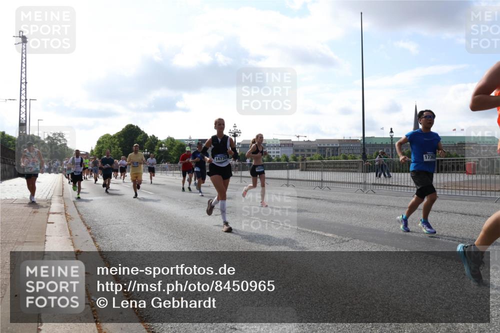 29.06.2025 - hella hamburg halbmarathon Lena Gebhardt http://msf.ph/oto/8450965 29.06.2025 09:53:57 Lombardsbrücke 14730, 14415, 17363, 1098, 1119, 1413, 1424, 1476, 1892, 1902, 2270, 2516, 2823, 2890, 2937, 3004, 3146, 3186, 3414, 3785, 4140, 4183, 4185, 4235, 4237, 4247, 4270, 4310, 4949, 5115, 5362, 5460, 5528, 5532, 5650, 6071, 6198, 6282, 6309, 6388, 6575, 6831, 6903, 7167, 7385, 7448, 7480, 7734, 8023, 8269, 8743, 8928, 9030, 9043, 9105, 9463, 9482, 9619, 9626, 9633, 9723, 9965, 10529, 10792, 11077, 11848, 11936, 12084, 13009 meine-sportfotos.de