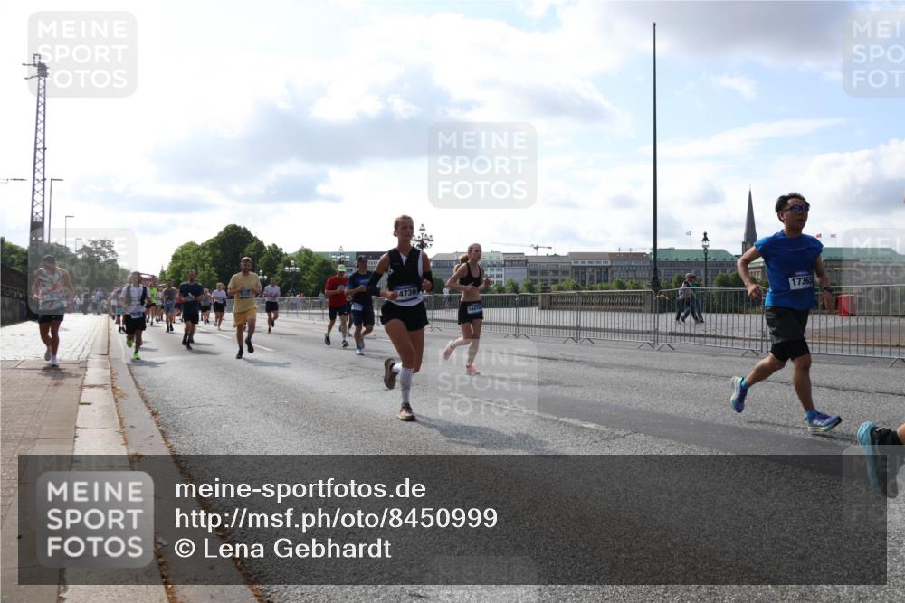 29.06.2025 - hella hamburg halbmarathon Lena Gebhardt http://msf.ph/oto/8450999 29.06.2025 09:53:57 Lombardsbrücke 4730, 17363, 1098, 1119, 1413, 1424, 1476, 1892, 1902, 2270, 2516, 2823, 2890, 2937, 3004, 3146, 3186, 3414, 3785, 4140, 4183, 4185, 4235, 4237, 4247, 4270, 4310, 4949, 5115, 5362, 5460, 5528, 5532, 5650, 6071, 6198, 6282, 6309, 6388, 6575, 6831, 6903, 7167, 7385, 7448, 7480, 7734, 8023, 8269, 8743, 8928, 9030, 9043, 9105, 9463, 9482, 9619, 9626, 9633, 9723, 9965, 10529, 10792, 11077, 11848, 11936, 12084, 13009 meine-sportfotos.de