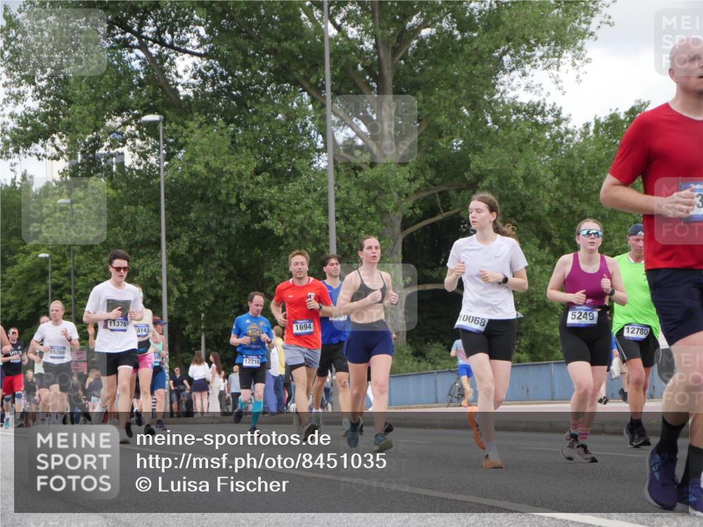 29.06.2025 - hella hamburg halbmarathon Luisa Fischer http://msf.ph/oto/8451035 29.06.2025 10:32:37 Kennedybrücke 15266, 11376, 15143, 12216, 1694, 10068, 5249, 12780, 1694, 2699, 3311, 4700, 5249, 5250, 8560, 10068 meine-sportfotos.de