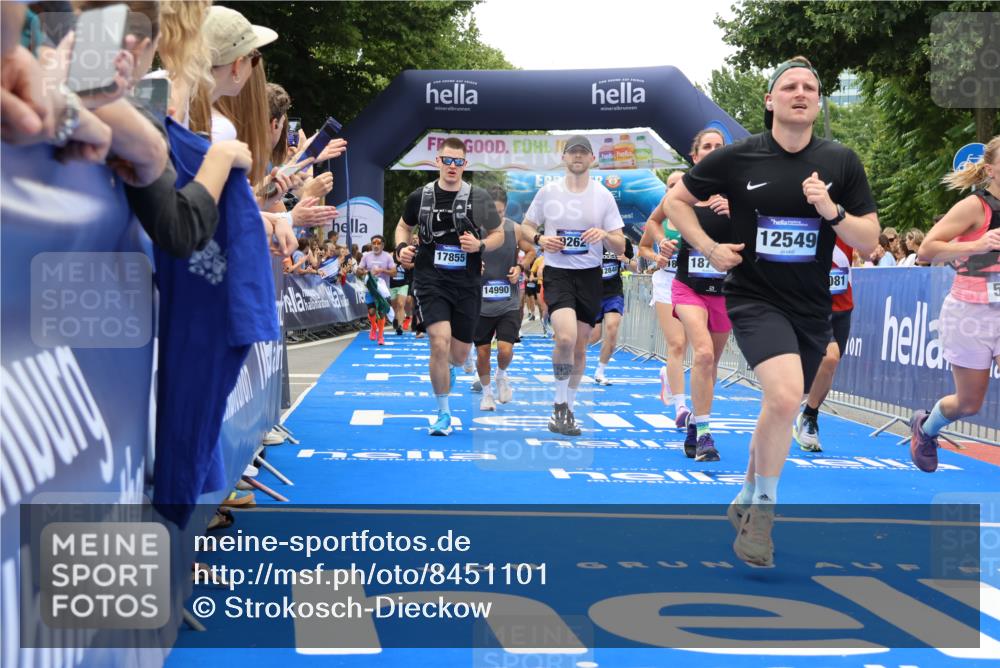 29.06.2025 - hella hamburg halbmarathon Strokosch-Dieckow http://msf.ph/oto/8451101 29.06.2025 10:48:24 Ziel 1537, 3747, 5129, 5362, 5528, 6081, 6923, 7367, 8216, 9262, 9770, 10000, 10860, 11451, 11467, 12149, 12549, 12690, 12840, 13962, 14033, 14990, 15735, 15808, 15917, 17395, 17745, 17855, 17982, 18251, 18790, 18923 meine-sportfotos.de