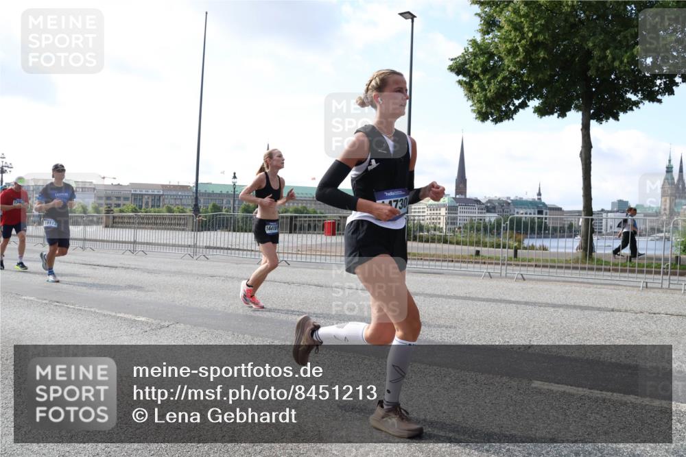 29.06.2025 - hella hamburg halbmarathon Lena Gebhardt http://msf.ph/oto/8451213 29.06.2025 09:53:59 Lombardsbrücke 14415, 1730, 1098, 1119, 1399, 1413, 1424, 1476, 1892, 1902, 2188, 2270, 2516, 2823, 2890, 2937, 3004, 3186, 3414, 3477, 3785, 4140, 4183, 4185, 4235, 4237, 4247, 4270, 4949, 5115, 5362, 5460, 5528, 5532, 5650, 6071, 6198, 6282, 6309, 6388, 6575, 6831, 6903, 7167, 7297, 7385, 7448, 7480, 7734, 8023, 8269, 8743, 8928, 9030, 9043, 9105, 9463, 9482, 9619, 9626, 9633, 9723, 9965, 10529, 10792, 11077, 11848, 11936, 12084, 13009 meine-sportfotos.de
