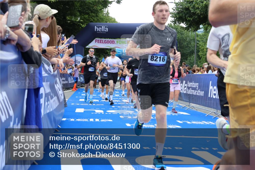 29.06.2025 - hella hamburg halbmarathon Strokosch-Dieckow http://msf.ph/oto/8451300 29.06.2025 10:48:23 Ziel 1537, 3747, 5129, 5362, 5528, 6081, 6923, 7367, 8216, 9262, 9770, 10860, 11451, 11467, 12149, 12549, 12690, 12840, 13962, 14033, 14990, 15735, 15808, 17395, 17745, 17855, 17982, 18251, 18790, 18923, 18963 meine-sportfotos.de