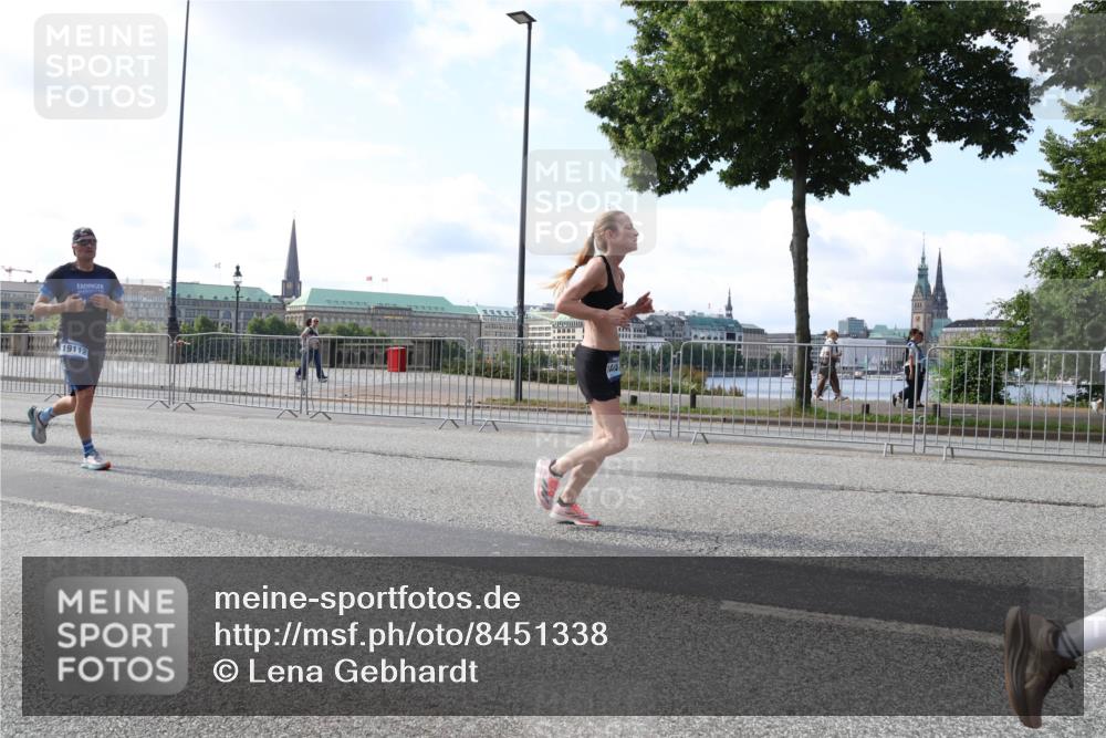29.06.2025 - hella hamburg halbmarathon Lena Gebhardt http://msf.ph/oto/8451338 29.06.2025 09:53:59 Lombardsbrücke 1098, 1119, 1399, 1413, 1424, 1476, 1892, 1902, 2188, 2270, 2516, 2823, 2890, 2937, 3004, 3186, 3414, 3477, 3785, 4140, 4183, 4185, 4235, 4237, 4247, 4270, 4949, 5115, 5362, 5460, 5528, 5532, 5650, 6071, 6198, 6282, 6309, 6388, 6575, 6831, 6903, 7167, 7297, 7385, 7448, 7480, 7734, 8023, 8269, 8743, 8928, 9030, 9043, 9105, 9463, 9482, 9619, 9626, 9633, 9723, 9965, 10529, 10792, 11077, 11848, 11936, 12084, 13009 meine-sportfotos.de