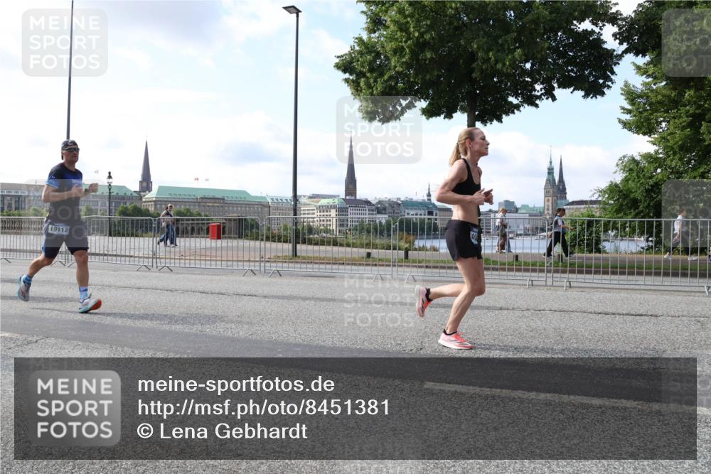 29.06.2025 - hella hamburg halbmarathon Lena Gebhardt http://msf.ph/oto/8451381 29.06.2025 09:54:00 Lombardsbrücke 19112, 1098, 1119, 1399, 1413, 1424, 1476, 1892, 1902, 2098, 2188, 2270, 2516, 2823, 2842, 2890, 2937, 3004, 3186, 3414, 3477, 3785, 4140, 4183, 4185, 4235, 4237, 4247, 4270, 4949, 5115, 5362, 5528, 5532, 5650, 6071, 6198, 6309, 6388, 6575, 6831, 6903, 7167, 7297, 7385, 7448, 7480, 7734, 8023, 8269, 8743, 8928, 9030, 9043, 9105, 9463, 9482, 9619, 9626, 9633, 9723, 9965, 10529, 10792, 11077, 11848, 11936, 12084, 13009 meine-sportfotos.de