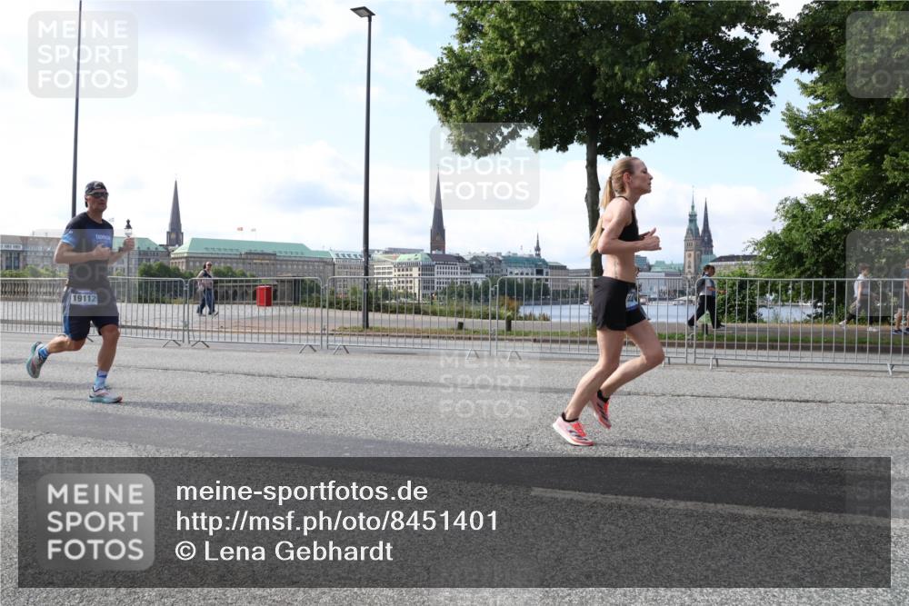 29.06.2025 - hella hamburg halbmarathon Lena Gebhardt http://msf.ph/oto/8451401 29.06.2025 09:54:00 Lombardsbrücke 19112, 1098, 1119, 1399, 1413, 1424, 1476, 1892, 1902, 2098, 2188, 2270, 2516, 2823, 2842, 2890, 2937, 3004, 3186, 3414, 3477, 3785, 4140, 4183, 4185, 4235, 4237, 4247, 4270, 4949, 5115, 5362, 5528, 5532, 5650, 6071, 6198, 6309, 6388, 6575, 6831, 6903, 7167, 7297, 7385, 7448, 7480, 7734, 8023, 8269, 8743, 8928, 9030, 9043, 9105, 9463, 9482, 9619, 9626, 9633, 9723, 9965, 10529, 10792, 11077, 11848, 11936, 12084, 13009 meine-sportfotos.de