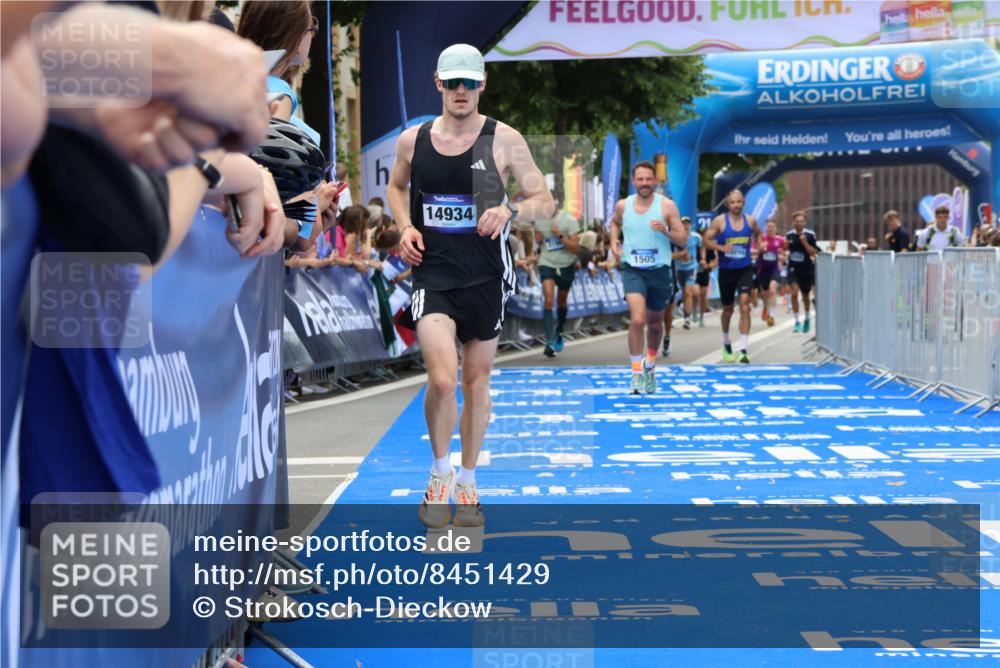 29.06.2025 - hella hamburg halbmarathon Strokosch-Dieckow http://msf.ph/oto/8451429 29.06.2025 10:37:38 Ziel 1290, 1505, 1615, 5791, 7831, 10451, 10922, 11106, 13595, 14934, 18193, 18216 meine-sportfotos.de