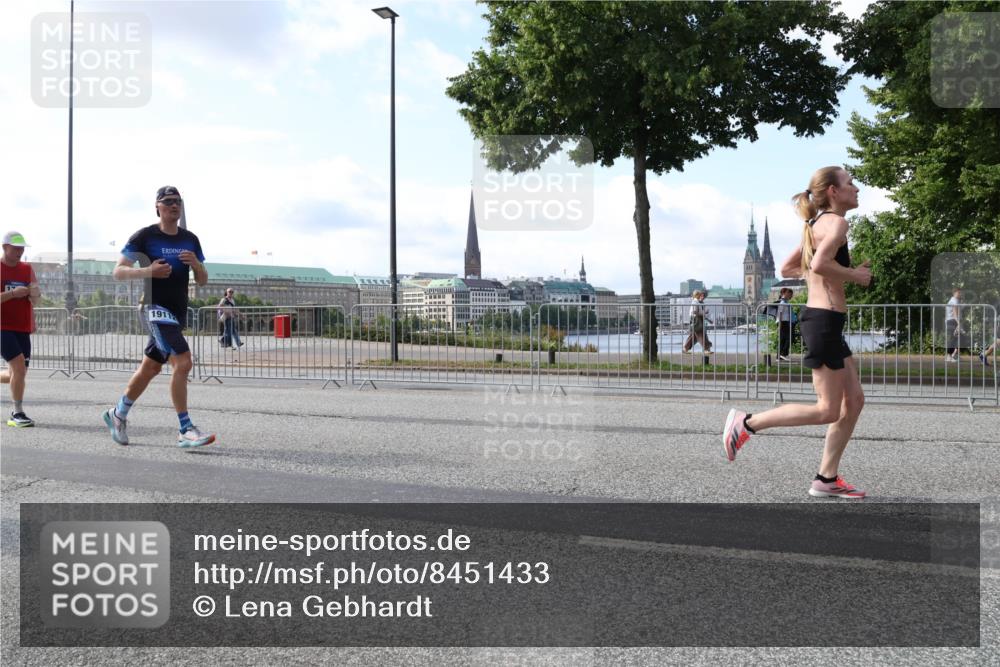 29.06.2025 - hella hamburg halbmarathon Lena Gebhardt http://msf.ph/oto/8451433 29.06.2025 09:54:00 Lombardsbrücke 191, 1098, 1119, 1399, 1413, 1424, 1476, 1892, 1902, 2098, 2188, 2270, 2516, 2823, 2842, 2890, 2937, 3004, 3186, 3414, 3477, 3785, 4140, 4183, 4185, 4235, 4237, 4247, 4270, 4949, 5115, 5362, 5528, 5532, 5650, 6071, 6198, 6309, 6388, 6575, 6831, 6903, 7167, 7297, 7385, 7448, 7480, 7734, 8023, 8269, 8743, 8928, 9030, 9043, 9105, 9463, 9482, 9619, 9626, 9633, 9723, 9965, 10529, 10792, 11077, 11848, 11936, 12084, 13009 meine-sportfotos.de