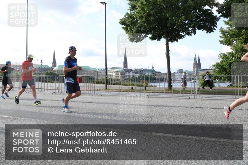 29.06.2025 - hella hamburg halbmarathon Lena Gebhardt http://msf.ph/oto/8451465 29.06.2025 09:54:00 Lombardsbrücke 19112, 1098, 1119, 1399, 1413, 1424, 1476, 1892, 1902, 2098, 2188, 2270, 2516, 2823, 2842, 2890, 2937, 3004, 3186, 3414, 3477, 3785, 4140, 4183, 4185, 4235, 4237, 4247, 4270, 4949, 5115, 5362, 5528, 5532, 5650, 6071, 6198, 6309, 6388, 6575, 6831, 6903, 7167, 7297, 7385, 7448, 7480, 7734, 8023, 8269, 8743, 8928, 9030, 9043, 9105, 9463, 9482, 9619, 9626, 9633, 9723, 9965, 10529, 10792, 11077, 11848, 11936, 12084, 13009 meine-sportfotos.de